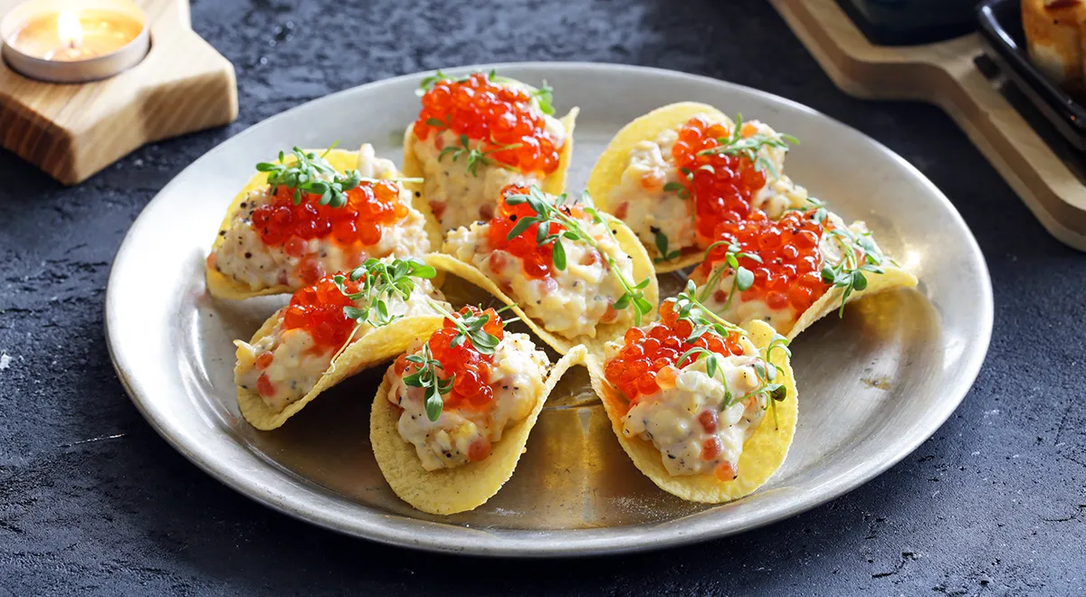 Рецепт закуски с красной икрой и яйцом на чипсах