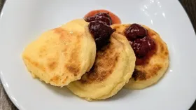 Кокосовые сырники из жирного творога с домашним клубничным вареньем
