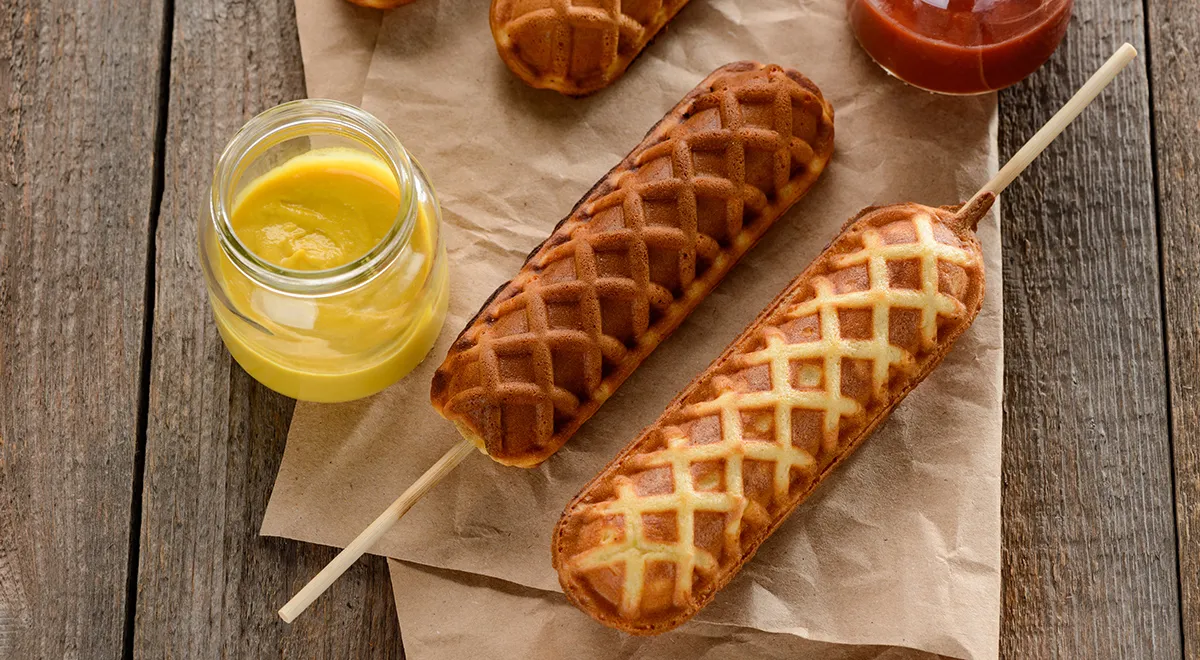 Сосиски в тесте в вафельнице