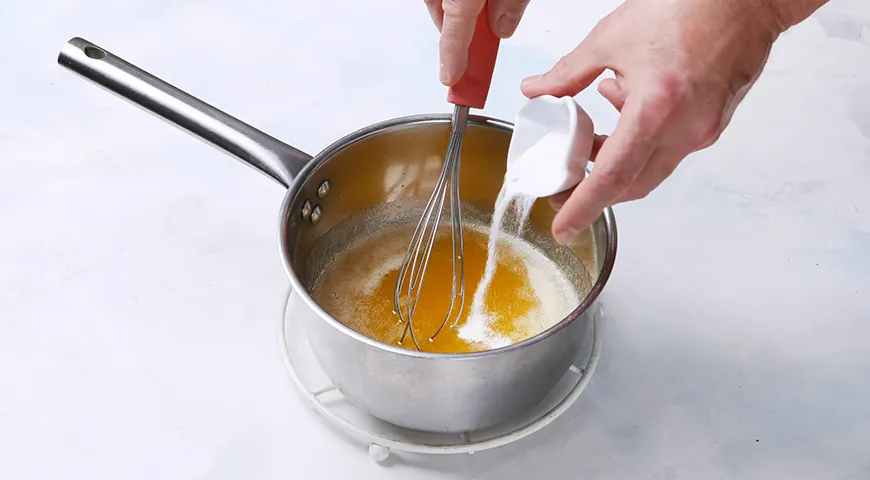 Начните приготовление теста для самого простого медовика с прогрева сливочного масла, меда и сахара. Сахар и масло должны растопиться