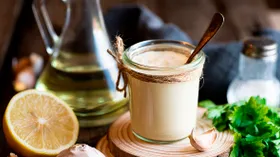 Соус из кефира с чесноком