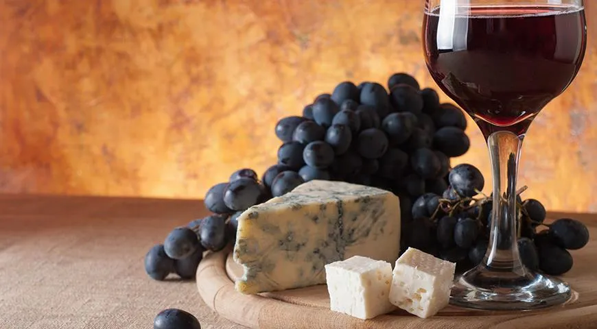 Итальянский сыр с оливками. Сыр с плесенью и вино. Сыр с плесенью и вино. Сыры к вину. Сыр с плесенью прикол.