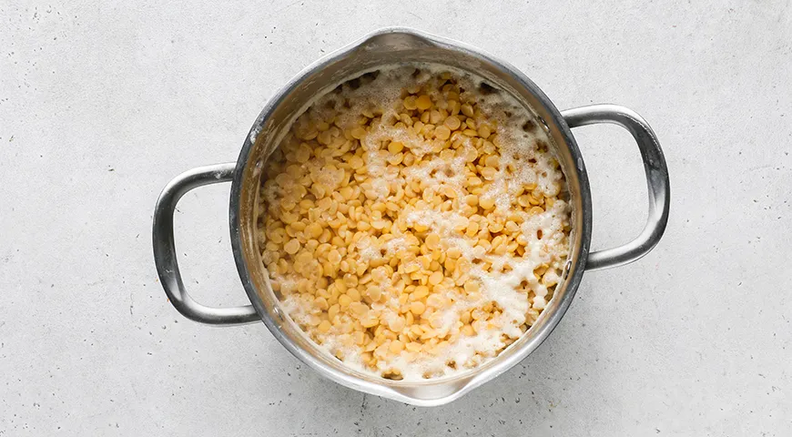 Гороховое пюре в кастрюле