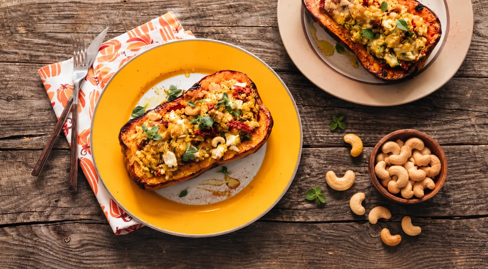 Тыква, фаршированная овощами, фетой и кешью