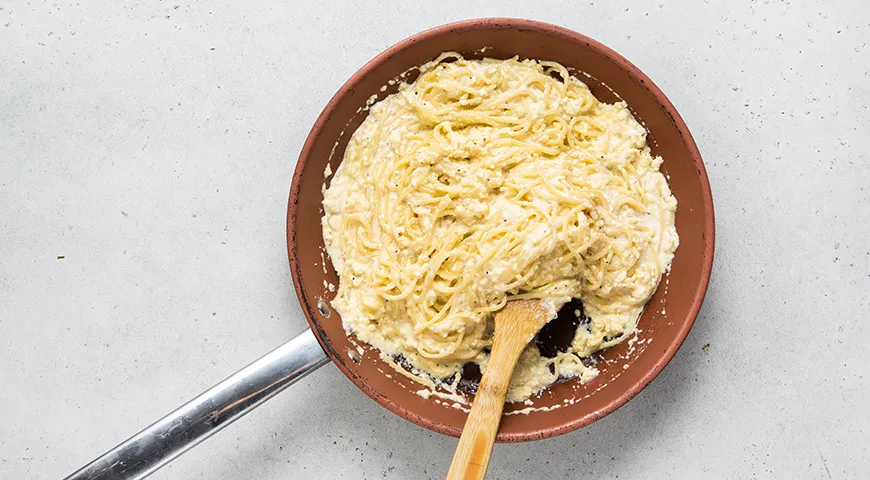 Макароны с яйцом и сыром на сковороде