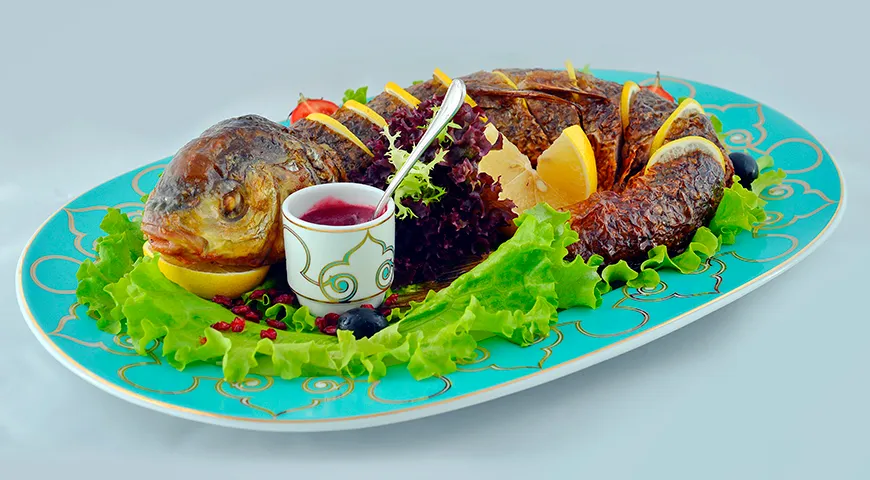 Кутум, запеченный с овощами