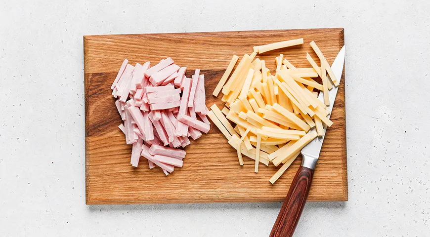 Салат с ветчиной, сыром и огурцом