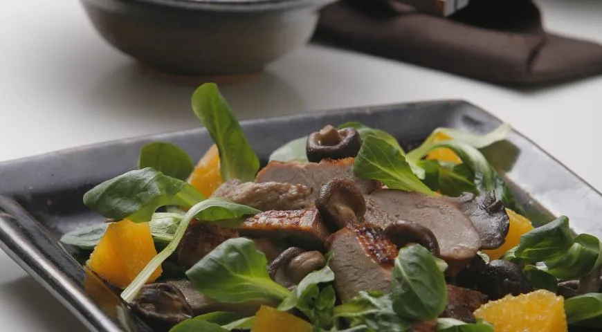 Салат из теплой утки, апельсинов и грибов