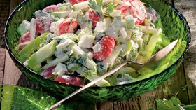 Летний салат с заправкой из брынзы