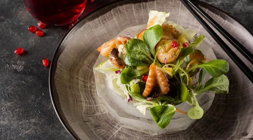 KOI_зеленыи_ салат с мини осьминогами и креветками