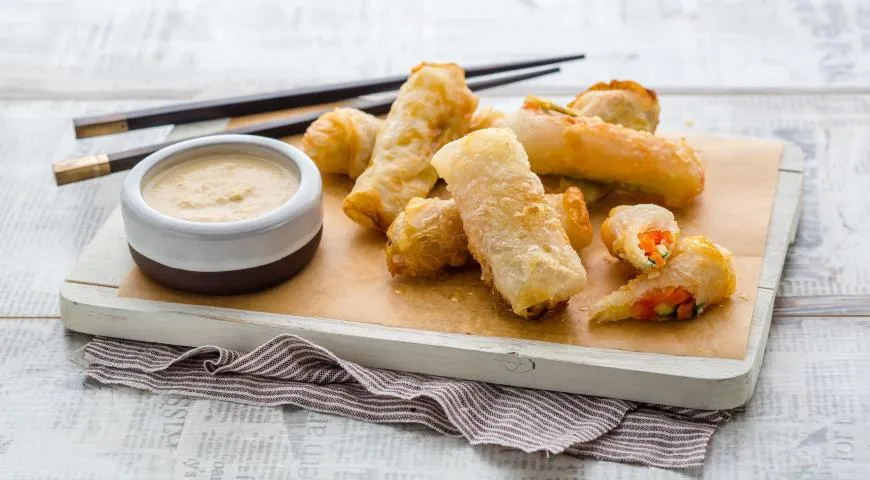 Индонезийские спринг-роллы с фунчозой и овощами