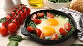Как приготовить яичницу с помидорами: 11 вкусных вариантов с сыром, зеленью и не только