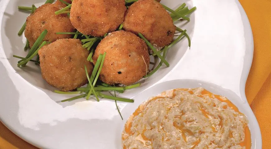 Рисовые котлетки с соусом из кабачков