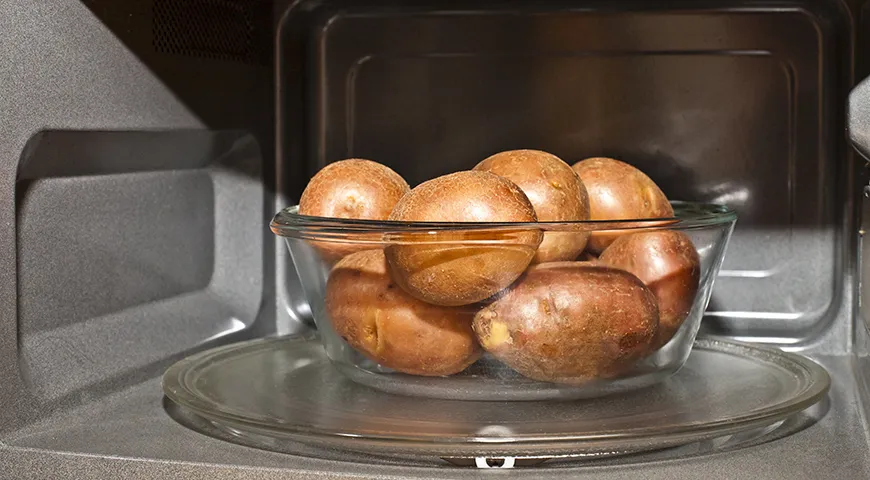 В микроволновке при мощности 700–800 Вт картофель готовится 5–7 минут