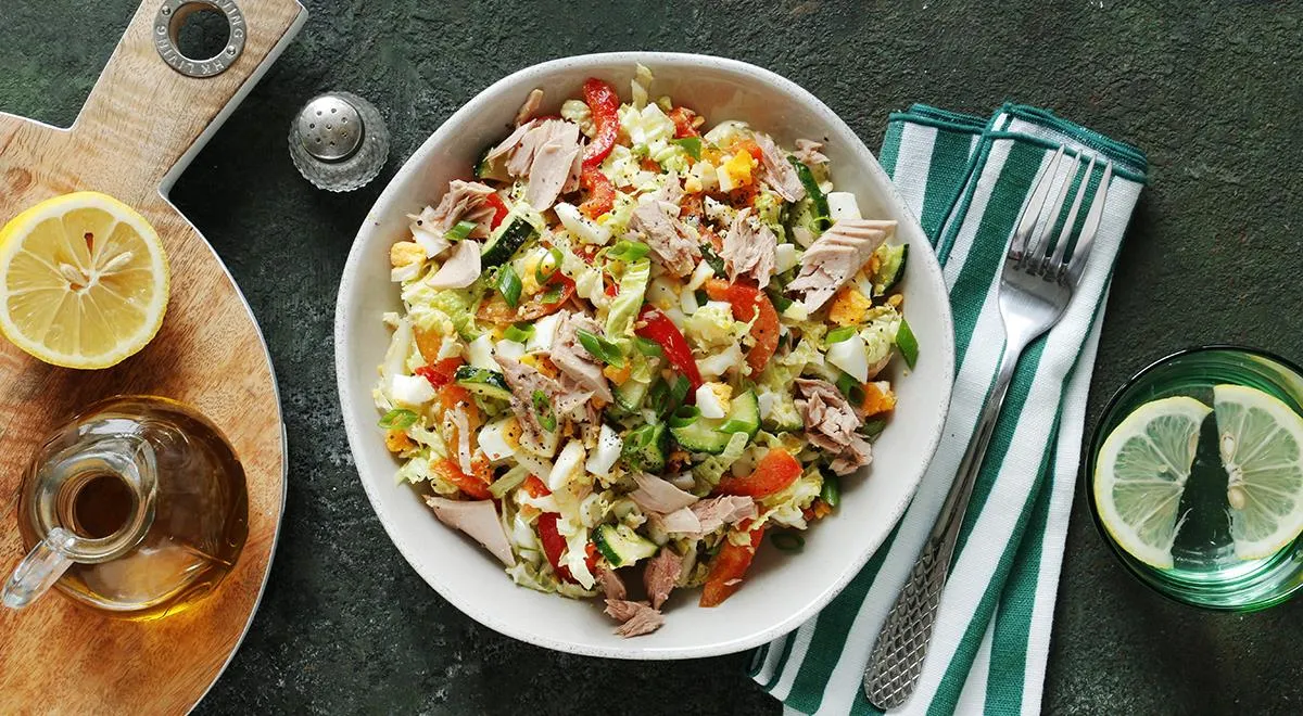 Рецепт салата с консервированным тунцом в собственном соку, пекинской капустой и огурцом