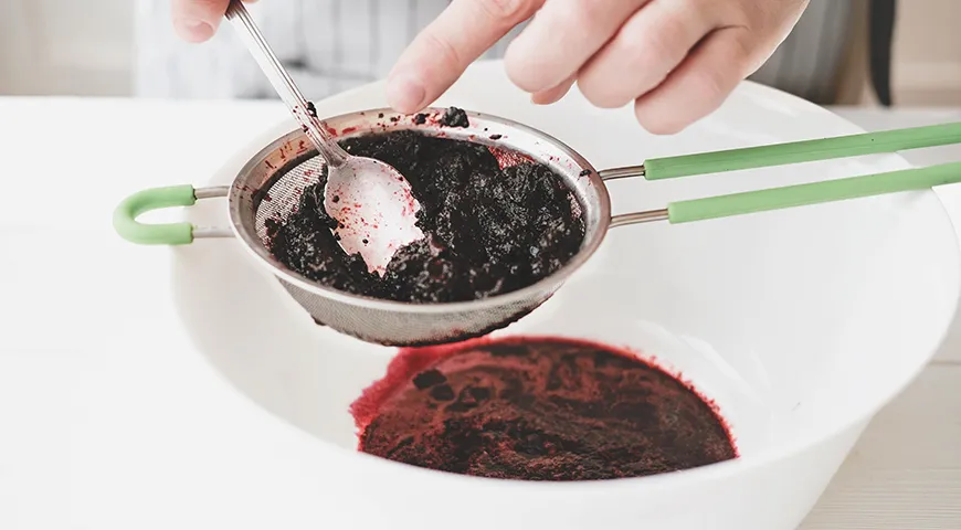 После варки ягоды протирают через сито. Гладкое пюре — залог вкуса и нежности будущего мусса