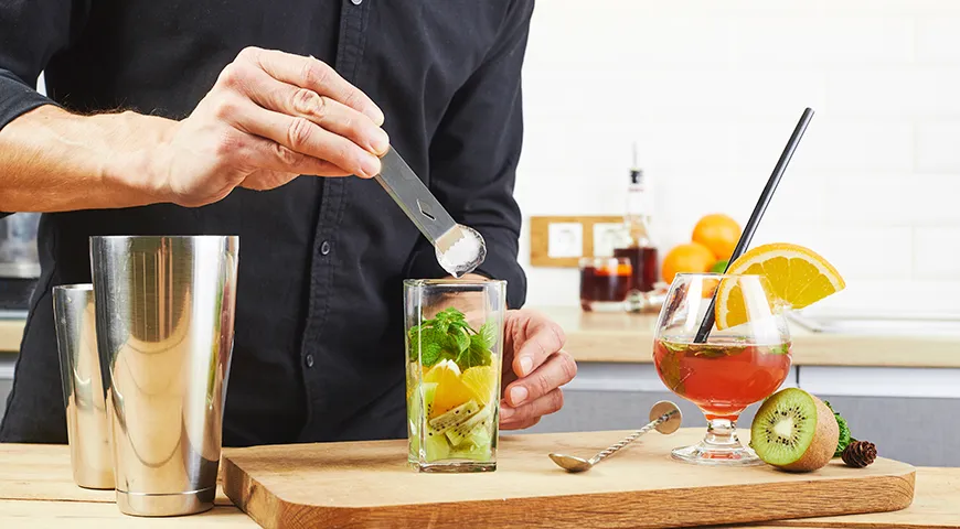 Чтобы приготовить домашние коктейли, понадобится шейкер (иногда блендер), мерный стаканчик (джиггер) и ситечко