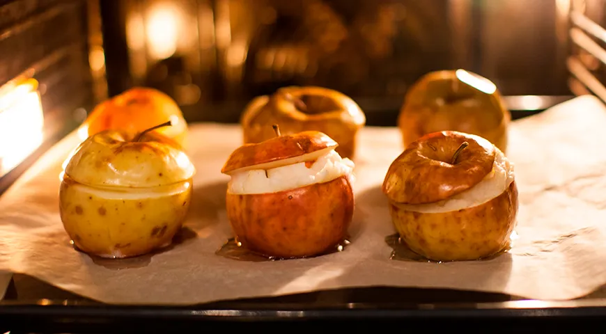 Яблоки, приготовленные при умеренной температуре и с минимальным количеством жидкости, получаются мягкими, но при этом плотными