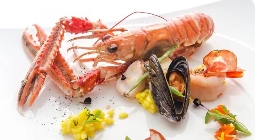 Паэлья с кальмарами, мидиями и курицей