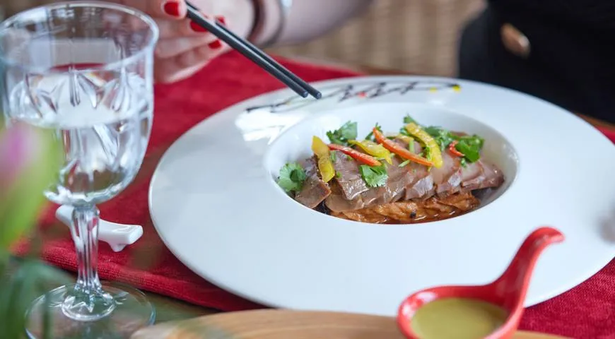 Рецепт свиного языка со сладким соусом Васаби 