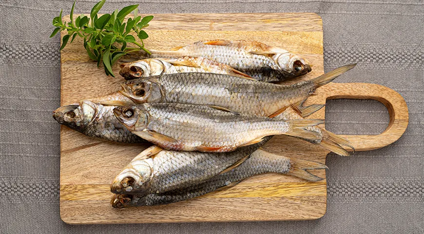 Качественная таранка отличается цельным видом, плотной чешуей золотисто-янтарного оттенка с легким солевым налетом