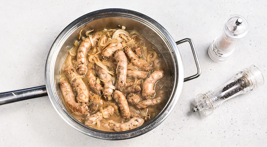 Тушеные куриные шейки с луком