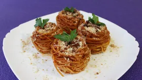Томатные гнезда из спагетти