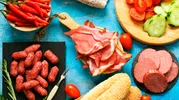 Закуски для пикника из колбасы и ветчины: 10 необычных идей вместо сэндвичей