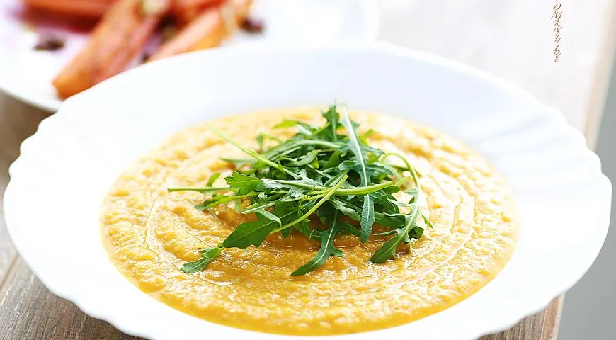 Суп-пюре с красной чечевицей и руколой