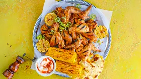 Куриные крылышки на гриле с соусом из арахиса