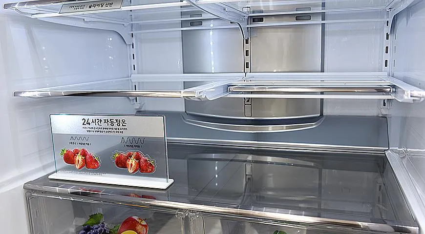 Специалисты LG Electronics сделали специальную складную полку в холодильнике для хранения больших кастрюль.