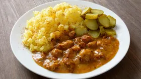 Гуляш из свинины с подливкой с мукой