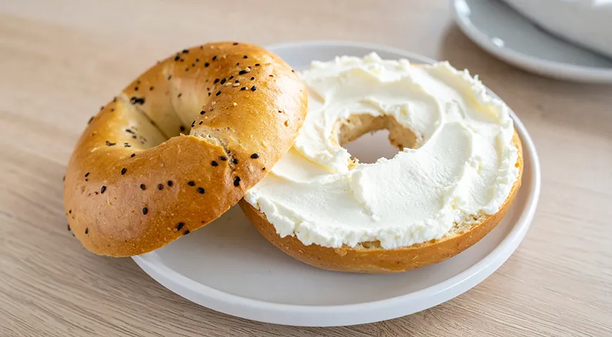 В Нью-Йорке целая культура построена вокруг воскресных завтраков с бейглом и крем-чизом