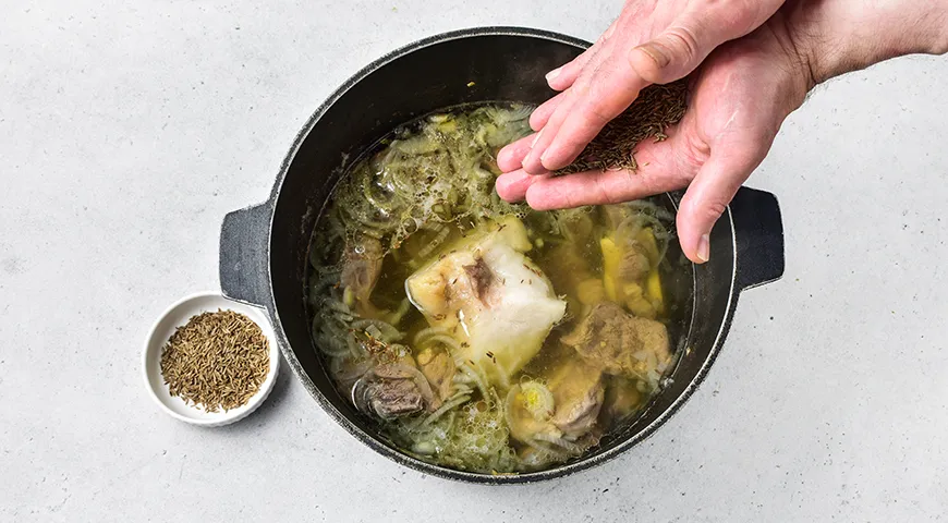 Шурпа в казане на костре