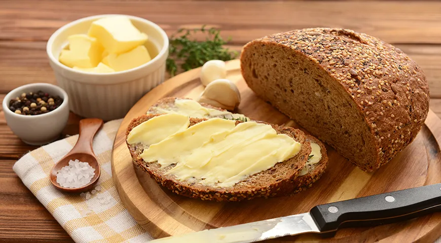 Сливочное масло 72,5%, намазанное на хлеб