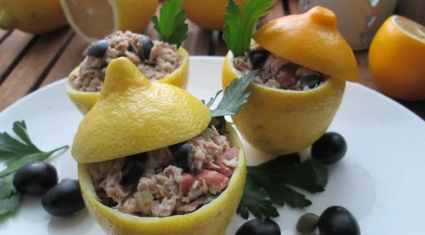 Готовим салат фасолевый с тунцом, маслинами и каперсами