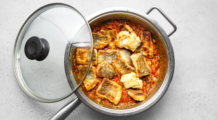 Хек, тушенный в томатном соусе с луком и морковью