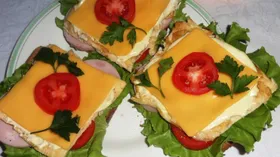 Бутерброды с ветчиной, омлетом и плавленым сыром