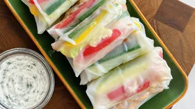 Радужные овощные рулетики с курицей и креветкой