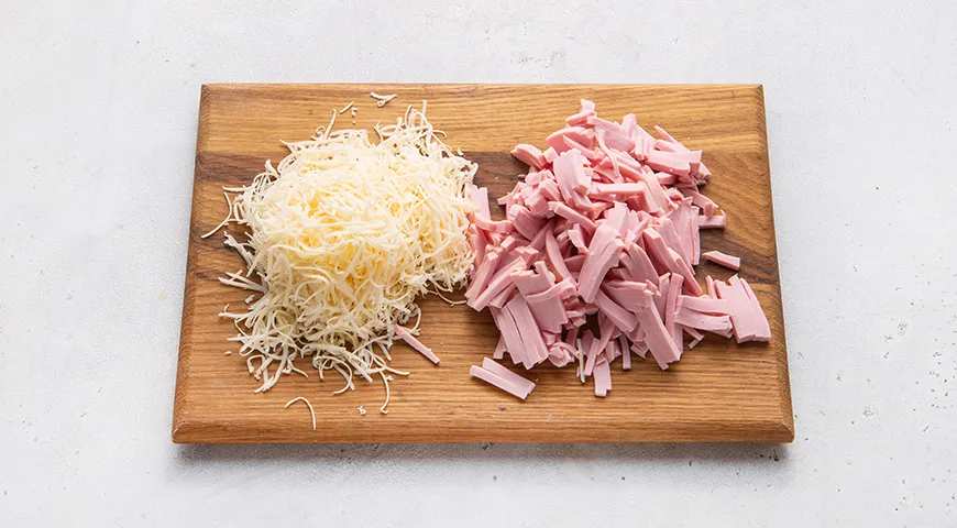 Домашние драники с колбасой и сыром