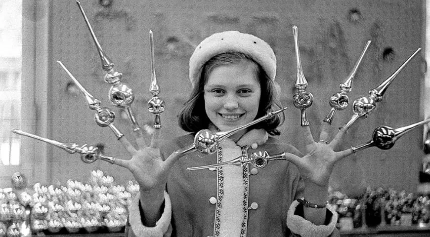 Продажа ёлочных украшений в магазине «Детский мир». Фото П. Носова. Москва, декабрь 1967 г.