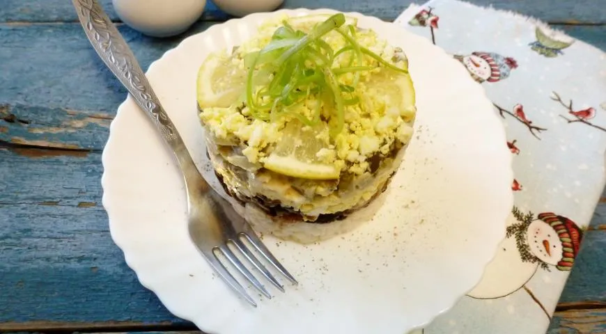 Салат с яйцами, солеными огурцами и грибами