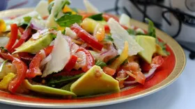 Салат с руколой и авокадо