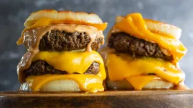 Бургер с говяжьим фаршем жирным