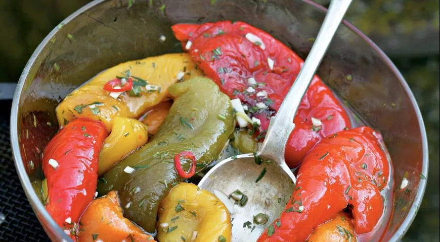 Перцы в масле с травами