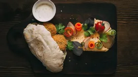 Хумус с овощами и фалафель со сметанным соусом