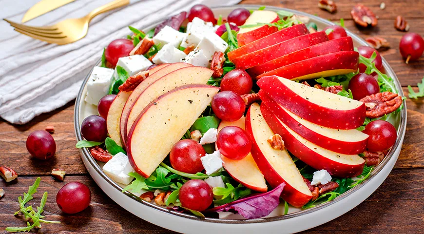 Салат с красным яблоком, виноградом, пеканом и фетой