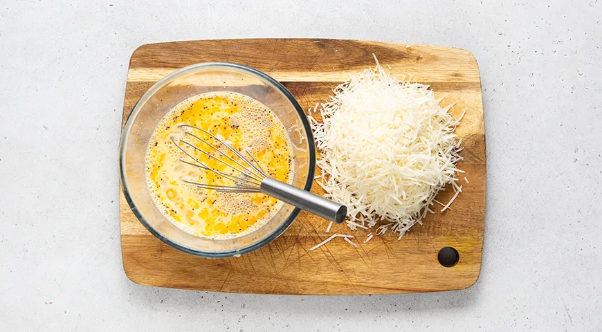 Макароны с яйцом и сыром на сковороде