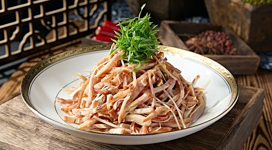 Свиные уши относятся к категории мясных субпродуктов с ярко выраженной хрящевой текстурой и умеренным содержанием жира