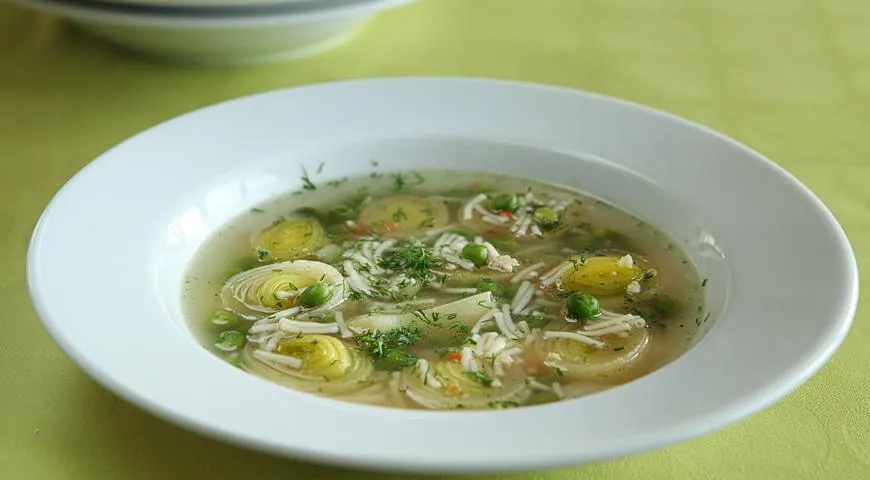 Куриный суп с вермишелью + зелёный горошек, лук-порей и укроп